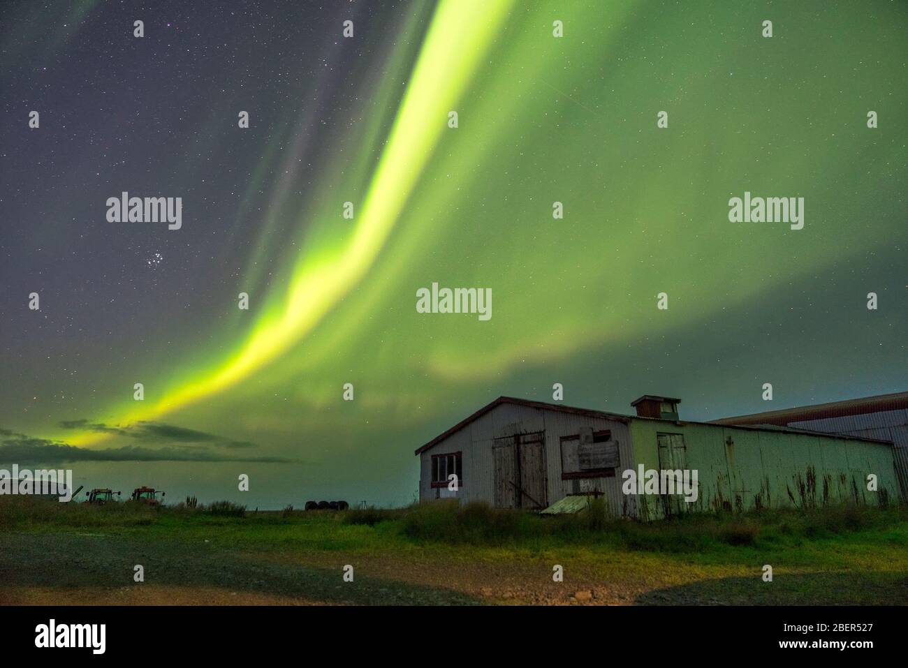 Nordlichter über einem kleinen Häuschen in Island Stockfoto