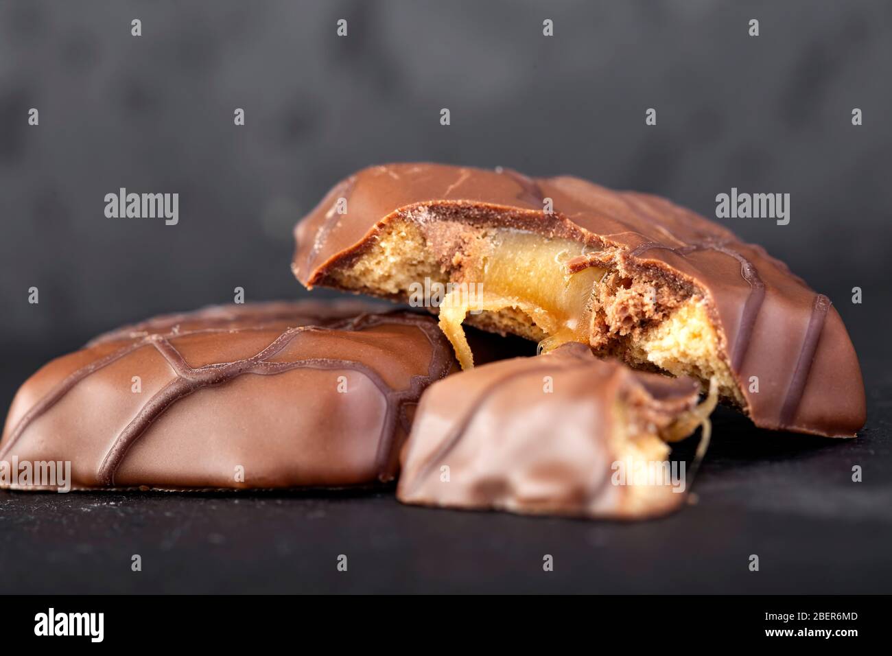 Schokolade Süßigkeiten auf einem dunklen Schiefer Stockfoto