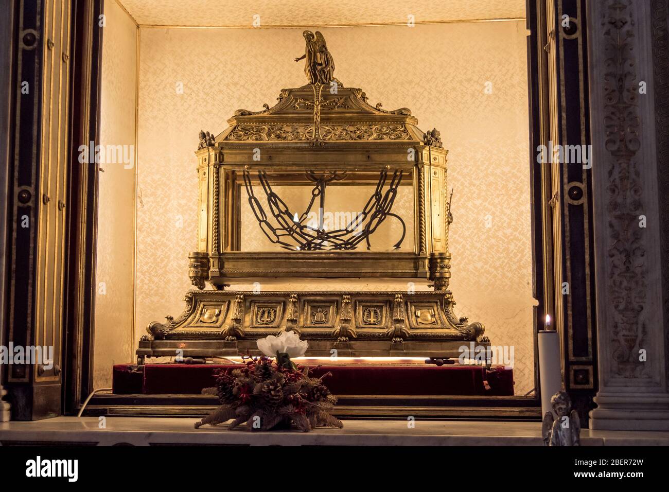 Relikt der Ketten von St. Peter in einer Glasurne im Inneren von San Pietro in Vincoli Kirche gehalten. Rom, Italien. Stockfoto