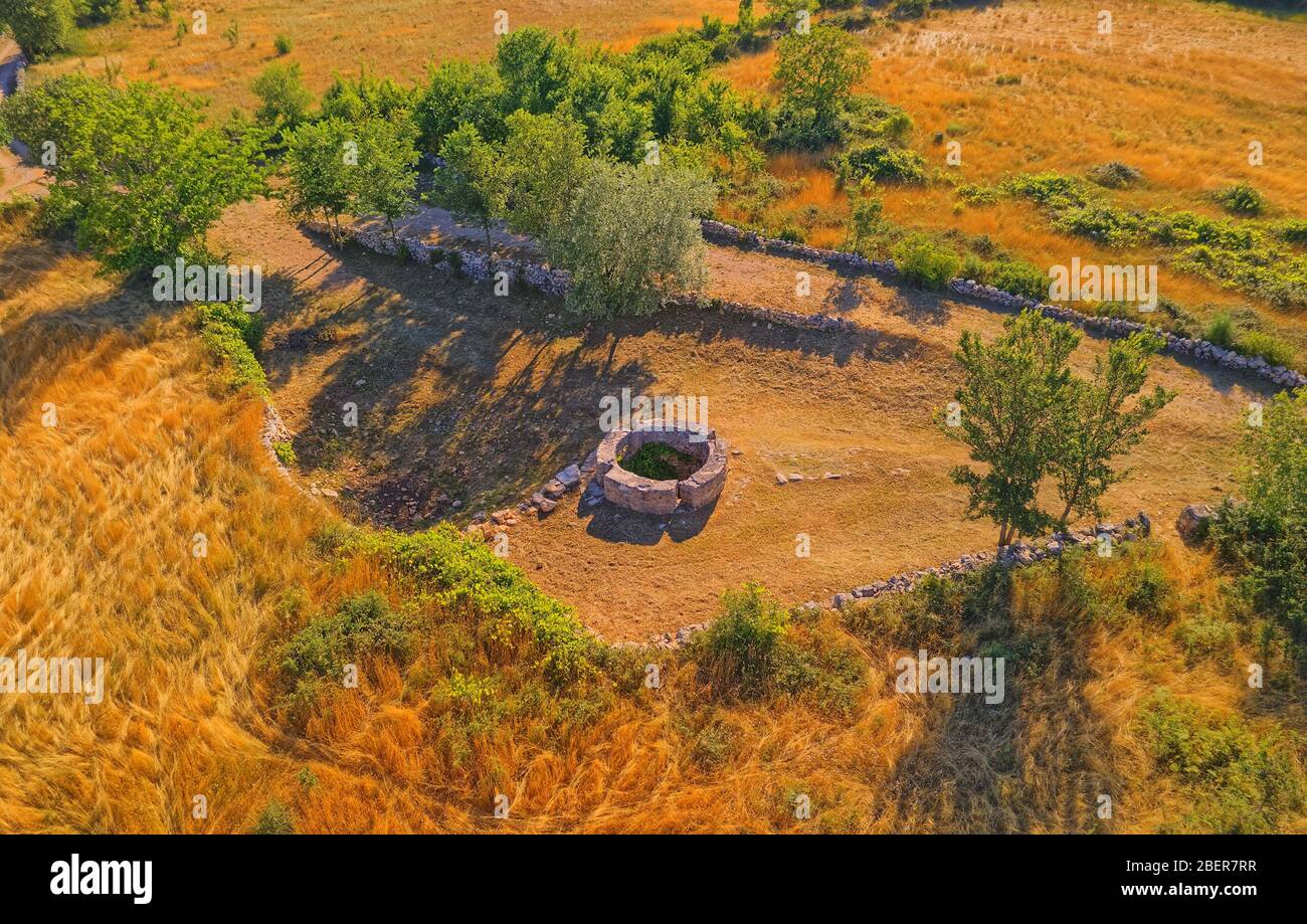 Keltischer Brunnen im dalmatinischen Hinterland Stockfoto