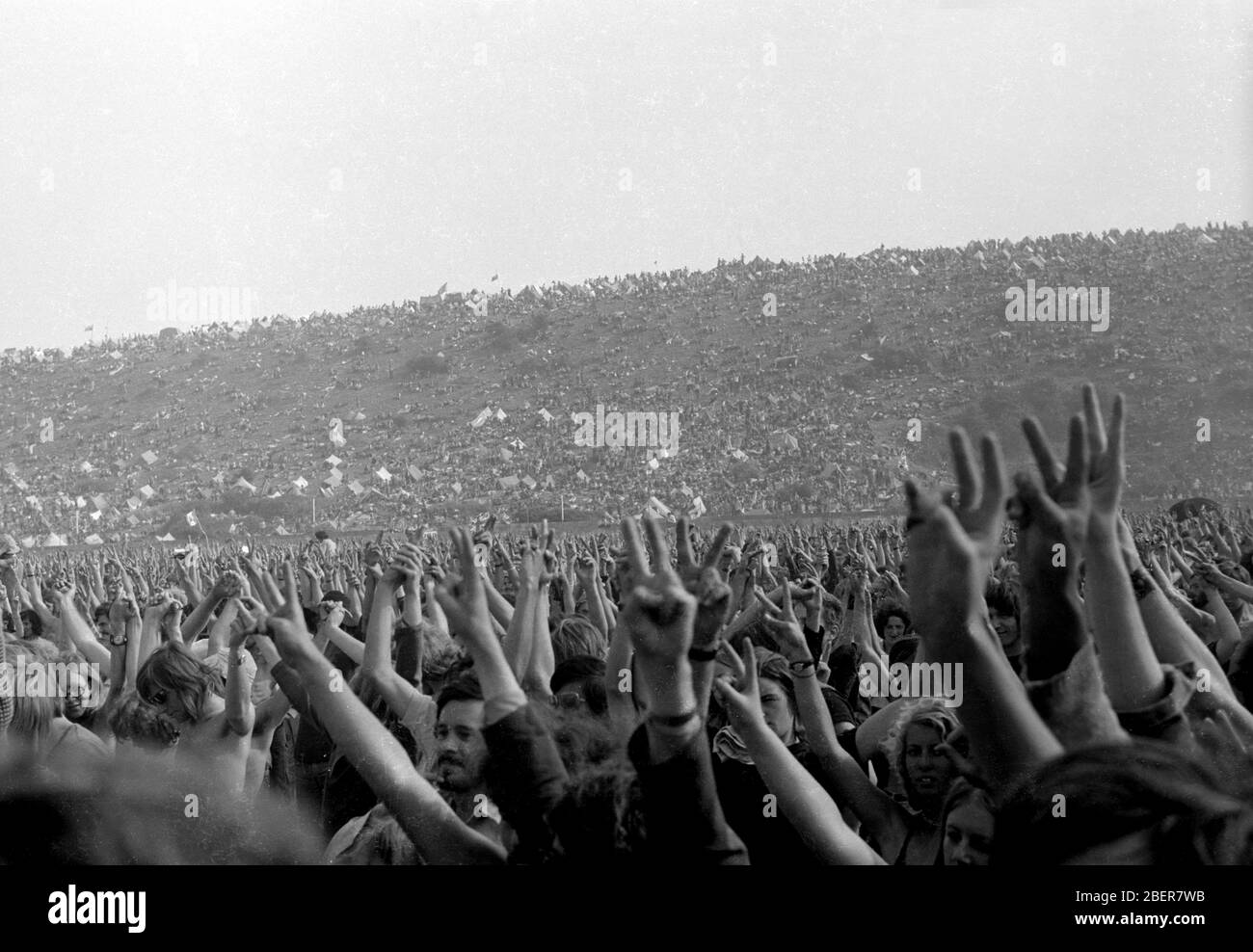 Das Isle of Wight Festival 1970 - Menschen in der Menge geben das Friedenszeichen mit Verwüstung Hill im Hintergrund. Stockfoto