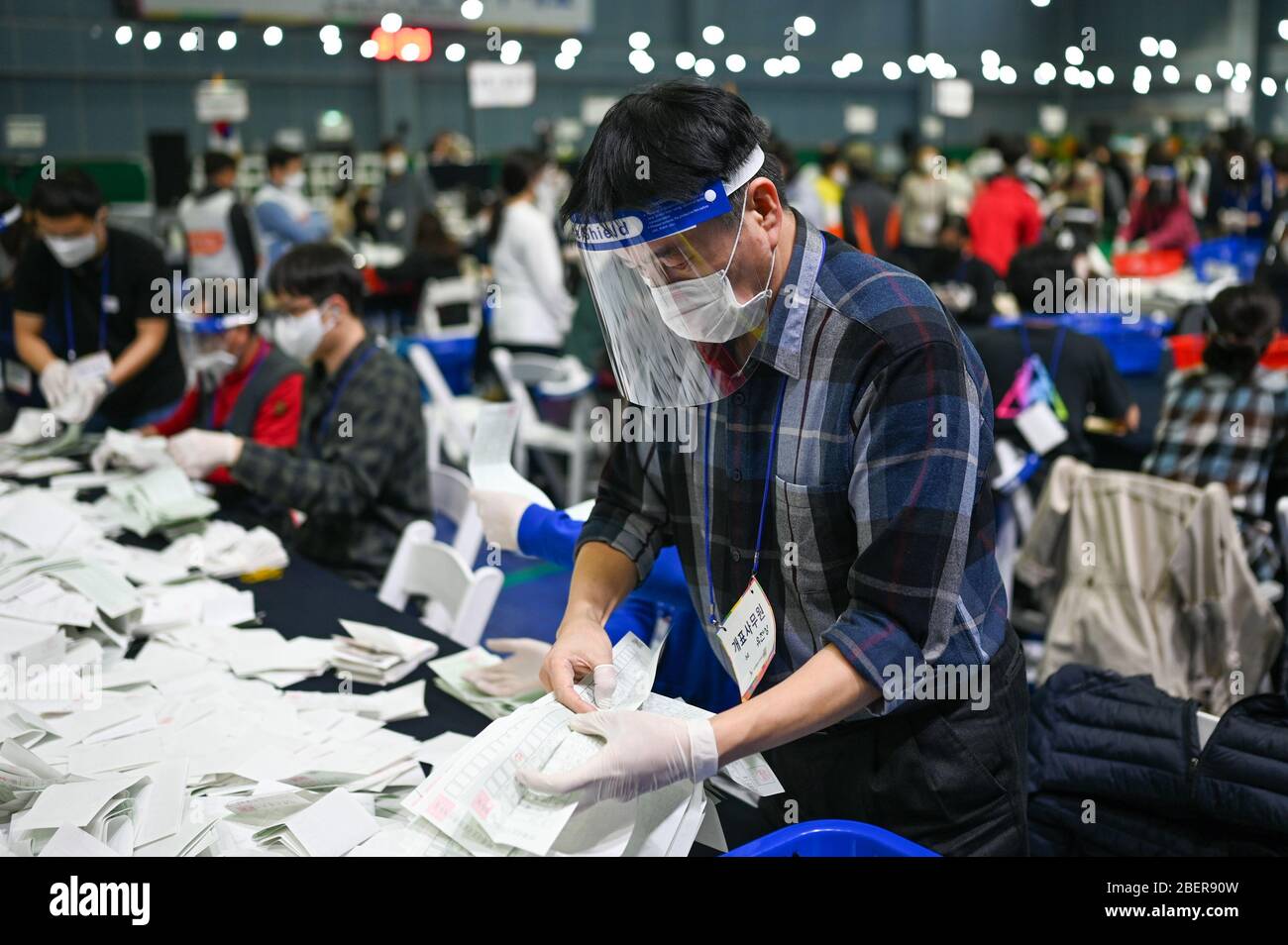 Seoul, Südkorea. April 2020. Wahlhelfer, die Gesichtsmasken tragen, zählen nach den Parlamentswahlen in Südkorea am Mittwoch, den 15. April 2020, in Seoul Stimmzettel. Die Wähler werden die 300-köpfige Nationalversammlung des Landes als Südkorea wählen und die Welt kämpft gegen das Coronavirus COVID-19. Foto von Thomas Maresca/UPI Quelle: UPI/Alamy Live News Stockfoto