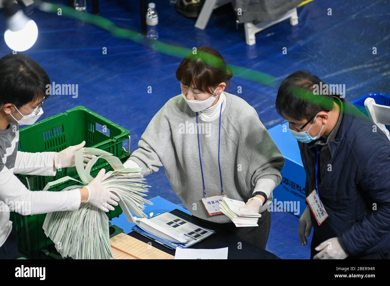 Seoul, Südkorea. April 2020. Wahlhelfer, die Gesichtsmasken tragen, zählen nach den Parlamentswahlen in Südkorea am Mittwoch, den 15. April 2020, in Seoul Stimmzettel. Die Wähler werden die 300-köpfige Nationalversammlung des Landes als Südkorea wählen und die Welt kämpft gegen das Coronavirus COVID-19. Foto von Thomas Maresca/UPI Quelle: UPI/Alamy Live News Stockfoto