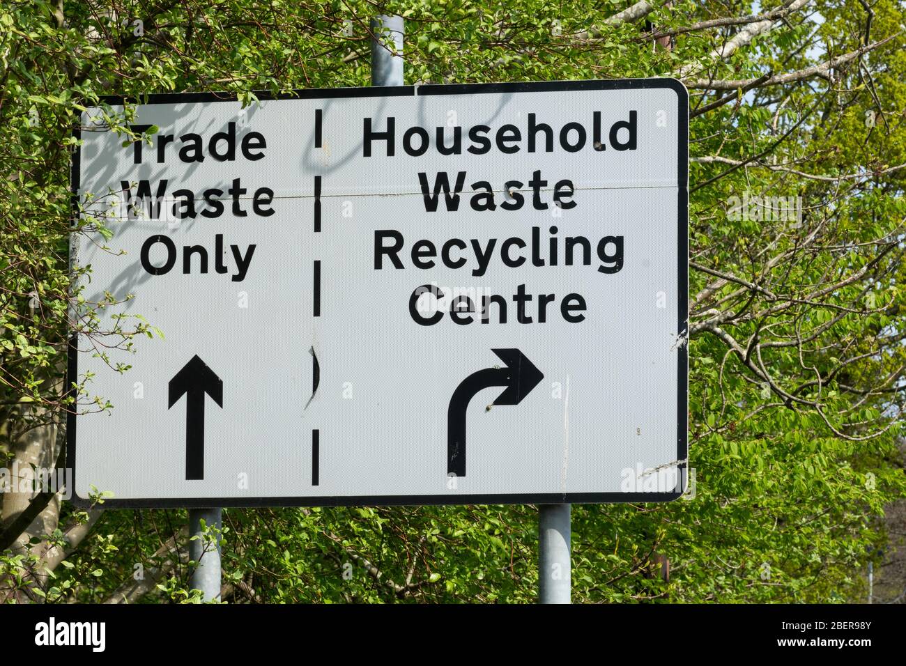 Verkehrsschild, das den Verkehr zu einem Recycling-Zentrum für Haushaltsabfälle oder einer Abfallwirtschaftsanlage in Großbritannien leitet Stockfoto