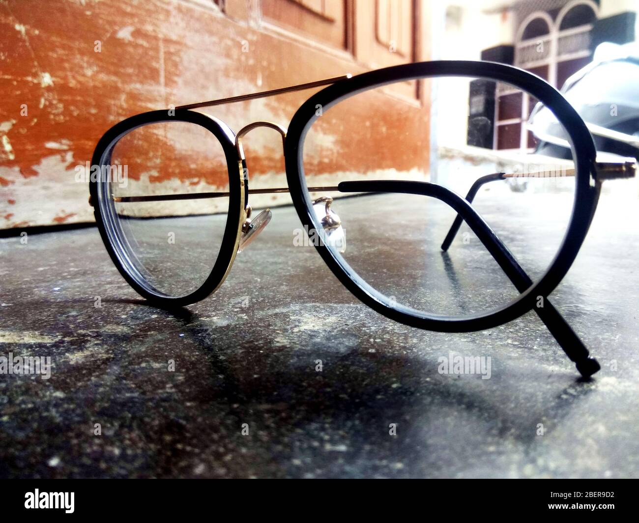 Schwarze Brillen Nahaufnahme. Brillen im modernen Stil. Runde Gläser mit transparenten Gläsern. Nahaufnahme der Brille mit verschwommener Technik. Glas Stockfoto
