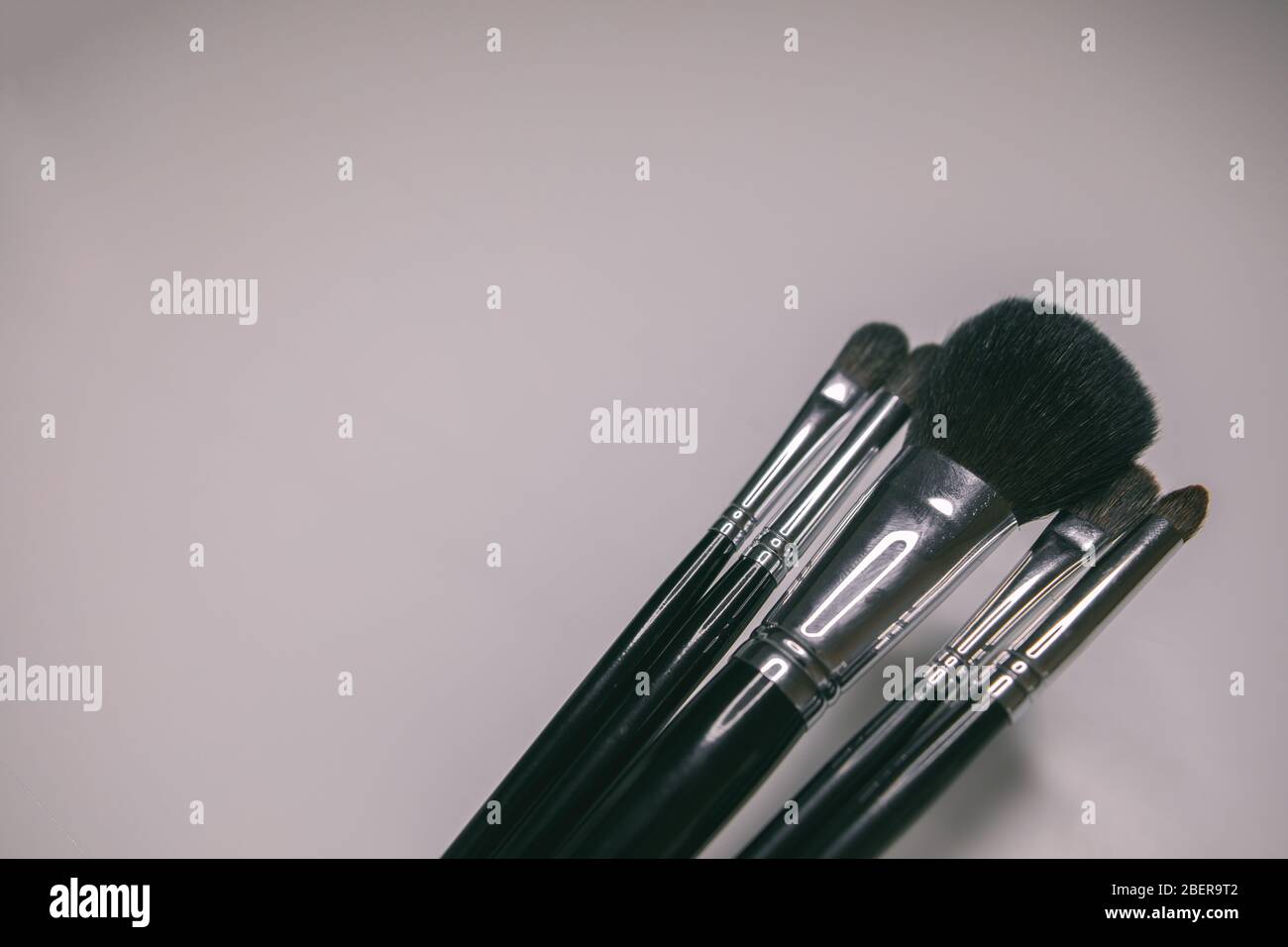 Make-up-Pinsel auf weißem Hintergrund gesetzt ist bereit für einen Ihren Text Stockfoto
