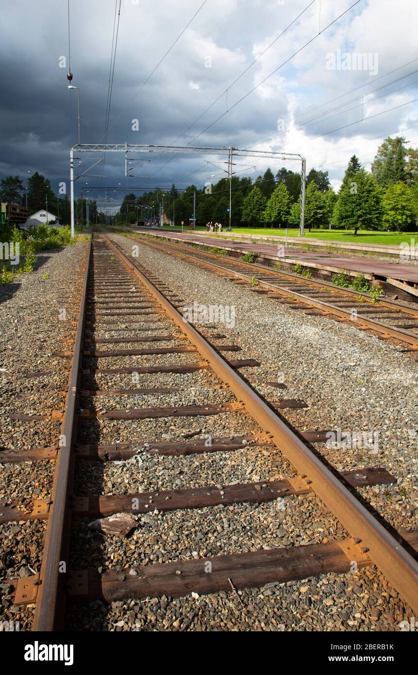 Blick auf alte Eisenbahnschienen mit Holzschwellen auf dem Land am Bahnhof, Finnland Stockfoto