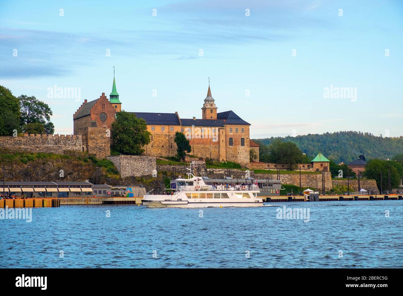 Oslo, Ostlandet / Norwegen - 2019/08/31: Panoramablick auf die mittelalterliche Akershus Festung - Akershus Festning - historische königliche Residenz am Oslofjorden Meer Stockfoto