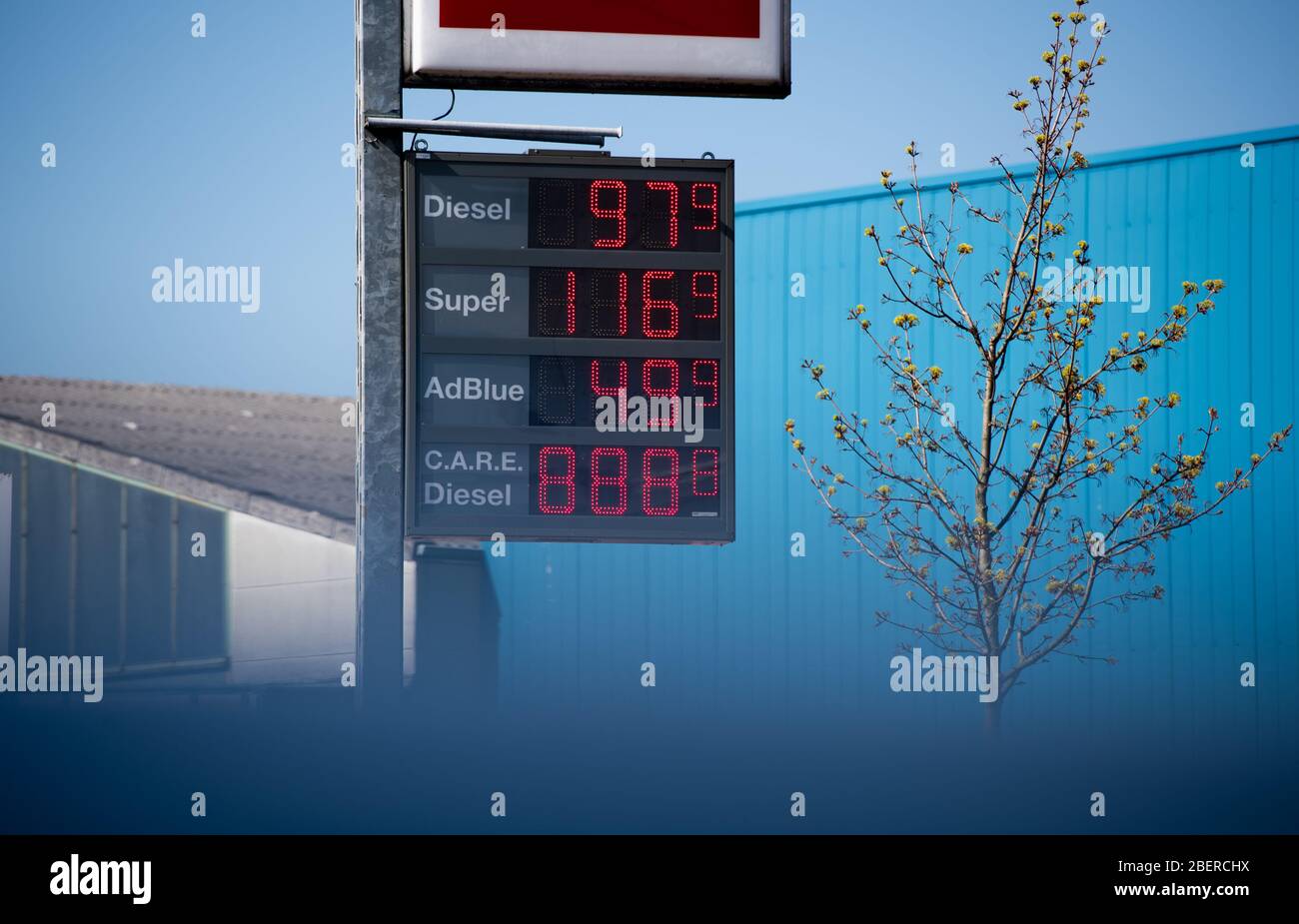 Hamburg, Deutschland. April 2020. Die Anzeige einer Tankstelle zeigt einen  Dieselpreis von 0.979 Euro pro Liter. Das Superbenzin kostet 1.169. AdBlue  (Harnstofflösung) wird für 0.499 Euro angeboten. Die Preise für Benzin und