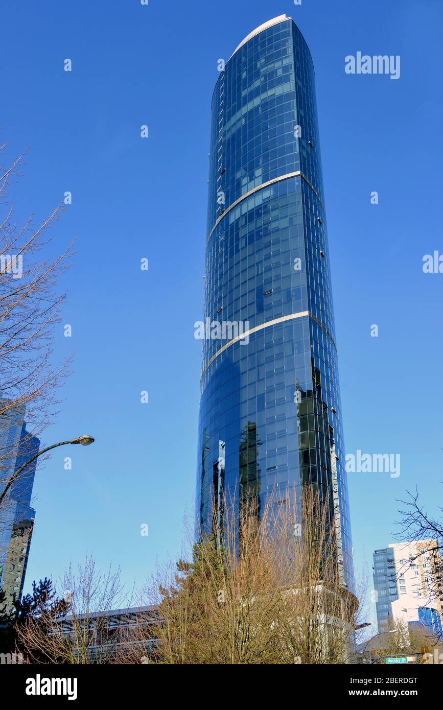 Vancouver, Kanada - 4. März 2020: Der einzigartig aussehende Turm des Sheraton Wall Center an der Burrard Street im Stadtzentrum. Es wurde 2001 eröffnet und gehört dem Stockfoto