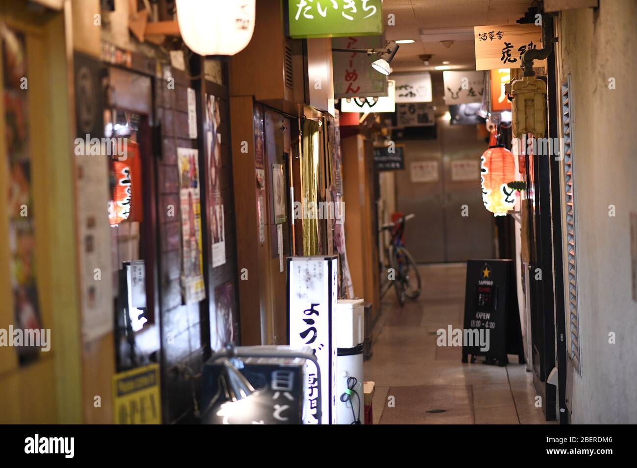 OSAKA, JAPAN - APRIL 15: Auf diesem Foto sehen Sie Restaurants und Bars im Unterhaltungsviertel von Dotonbori am Mittwoch, 15. April 2020 in Osaka, inmitten der Ausbreitung des neuen Coronavirus. Die Regierung Japans hat Unternehmen wie Schulen, Sportanlagen, Bars und Restaurants aufgefordert, vorübergehend zu schließen oder unter reduzierten Öffnungszeiten zu arbeiten. Der japanische Premierminister Shinzo Abe erklärte vergangene Woche Tokio und sechs anderen Präfekturen, darunter Osaka, den Ausnahmezustand, um die Verteidigung gegen die Ausbreitung des Coronavirus zu verstärken. (Foto: Richard Atrero de Guzman/ AFLO) Stockfoto