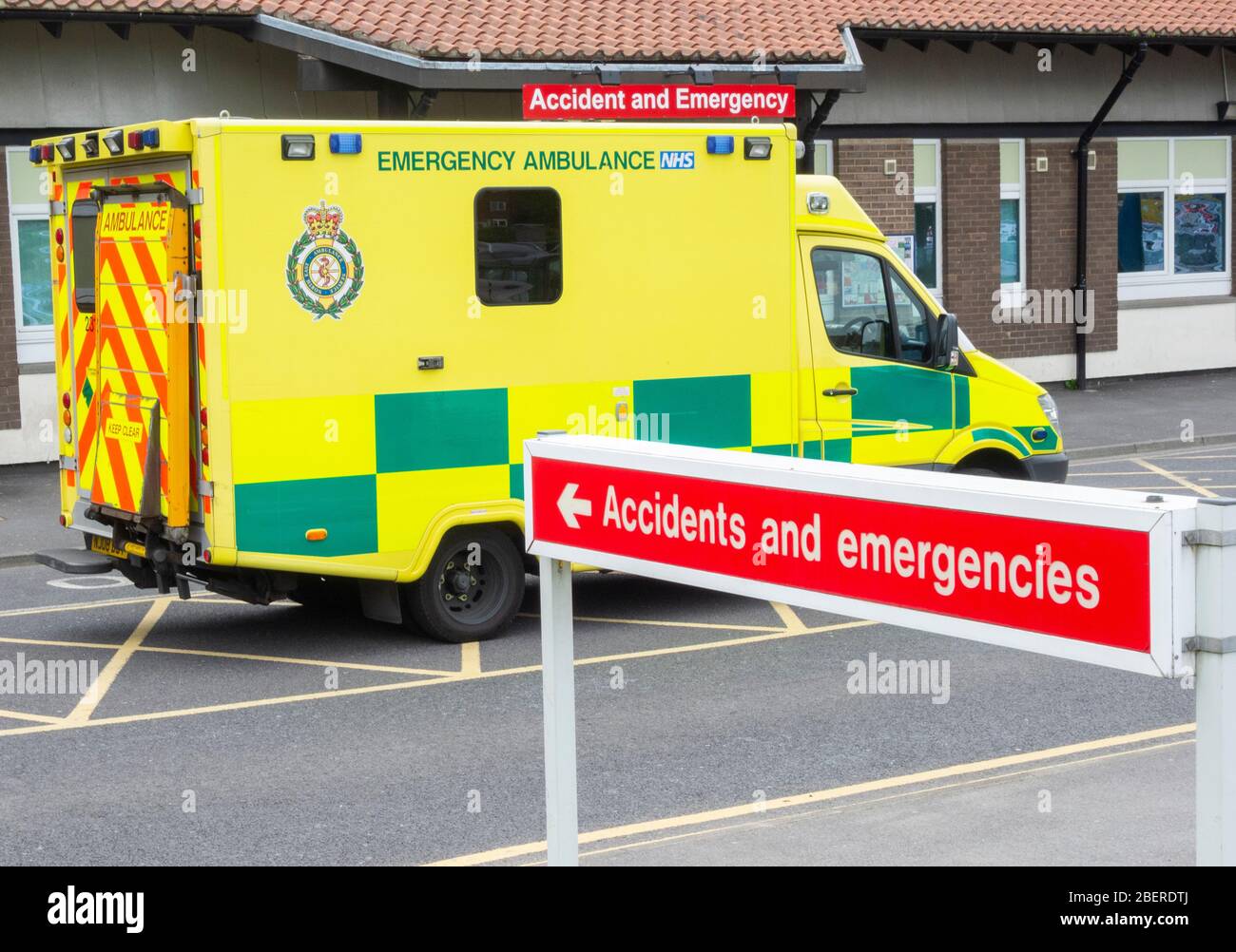 Ambulanz außerhalb Unfall und Notfall, A & E Eingang im NHS Krankenhaus. GROSSBRITANNIEN Stockfoto