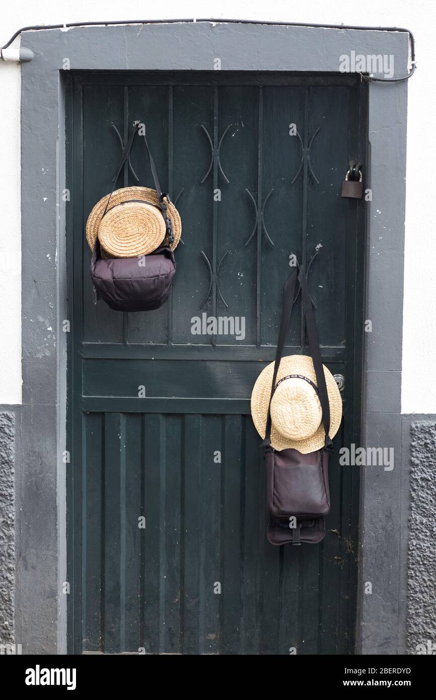 Carreiro Strohhüte wie auf den hölzernen Schlitten/Schlitten in Monte, Funchal, Madeira verwendet Stockfoto