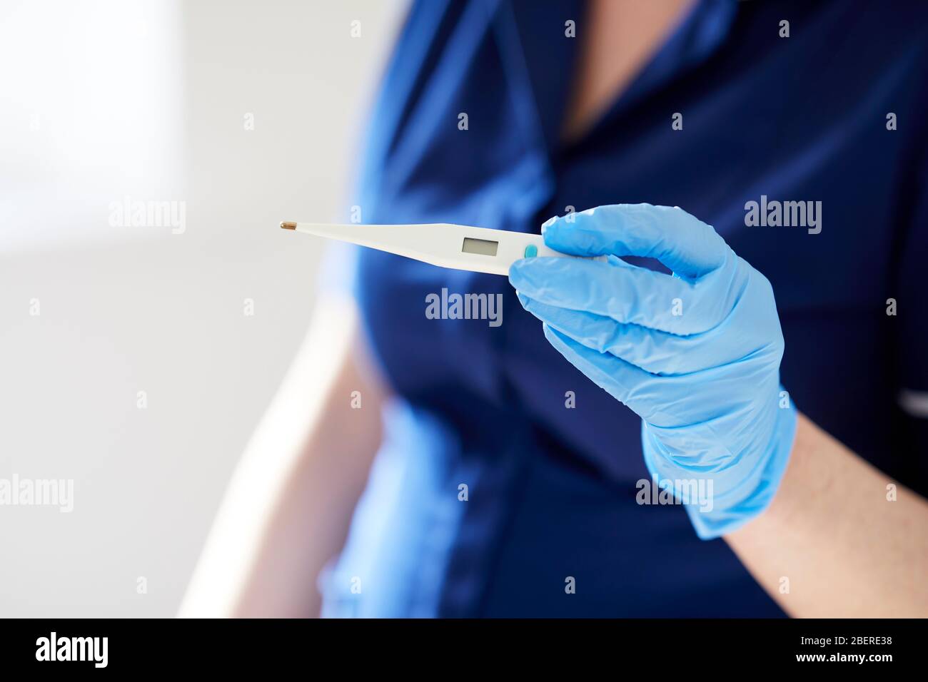 Krankenschwester-Holding-thermometer Stockfoto