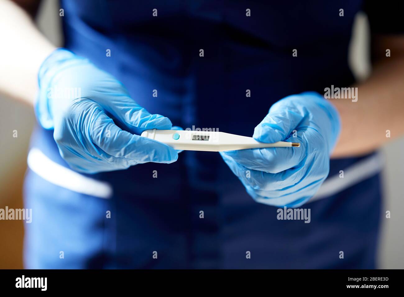 Krankenschwester-Holding-thermometer Stockfoto