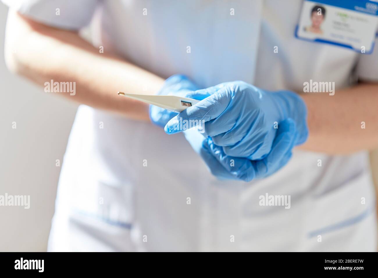 Krankenschwester-Holding-thermometer Stockfoto