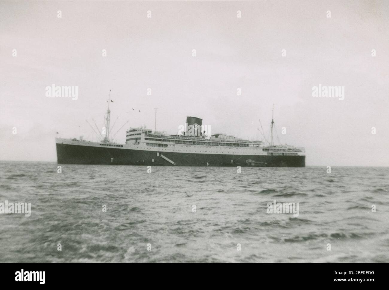Vintage-Foto, „SS Argentinien in Trinidad am 20. Juli 1955“. SS Argentina war ein US-Turbo-elektrischer Ozeandampfer. Es wurde 1929 fertiggestellt und 1938 umgebaut und in SS Argentina umbenannt. Nach dem Zweiten Weltkrieg wurde es als ziviles Kreuzfahrtschiff von Moore-McCormack Lines betrieben. QUELLE: ORIGINALFOTO Stockfoto
