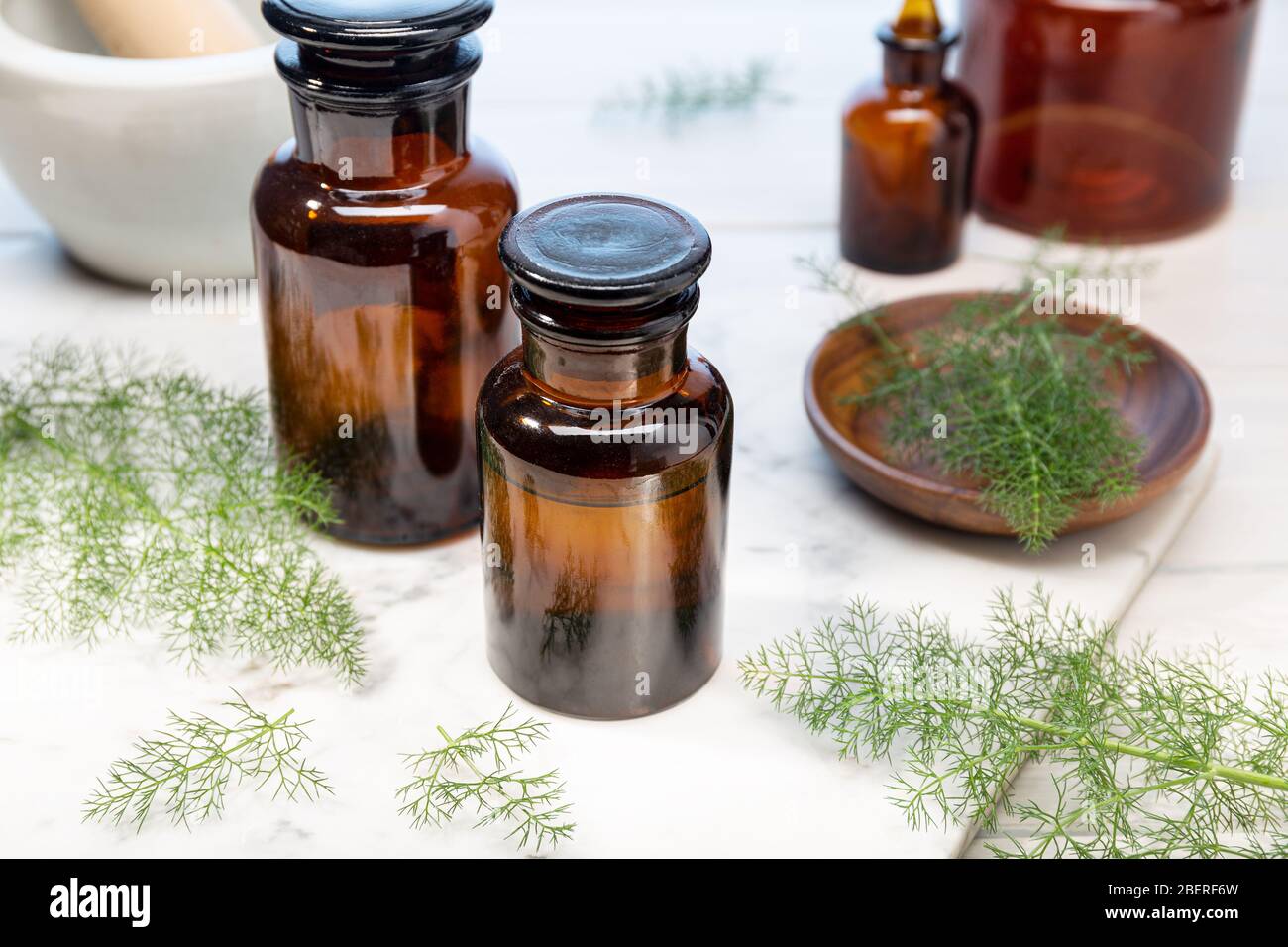 Ätherisches Fenchel-Öl auf Bernsteinflaschen. Kräuteröl für die Hautpflege, Aromatherapie und Naturheilkunde Stockfoto