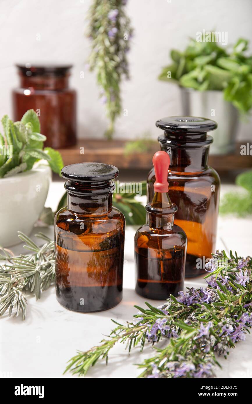 Pflanzliche ätherisches Öl auf vintage Apothekar Flaschen. Kräuteröl für die Hautpflege, Aromatherapie und Naturmedizin Stockfoto