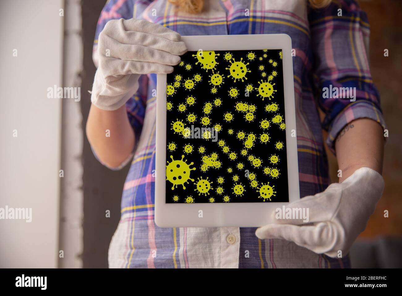 Viren auf Oberflächen, die Sie täglich kontaktieren - Verbreitung von Viren, Desinfektion. Gefahr Weg der Epidemie. Smartphone, Laptop, Tastatur, Tablet, Tisch, Boden, Türknopf. Hände auf infizierte Dinge. Stockfoto