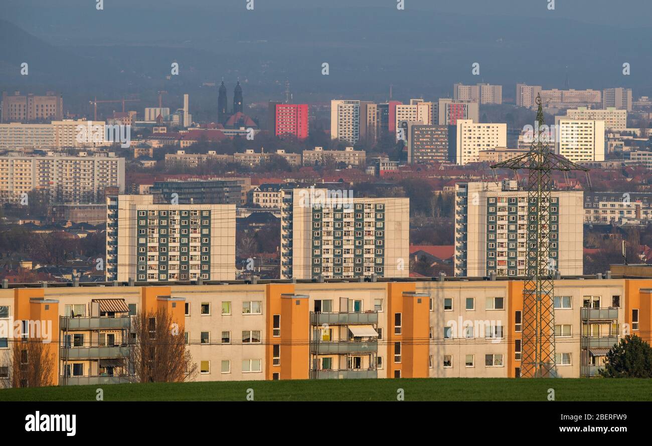 Dresden, Deutschland. April 2020. Blick am Abend auf die Stadtteile ...