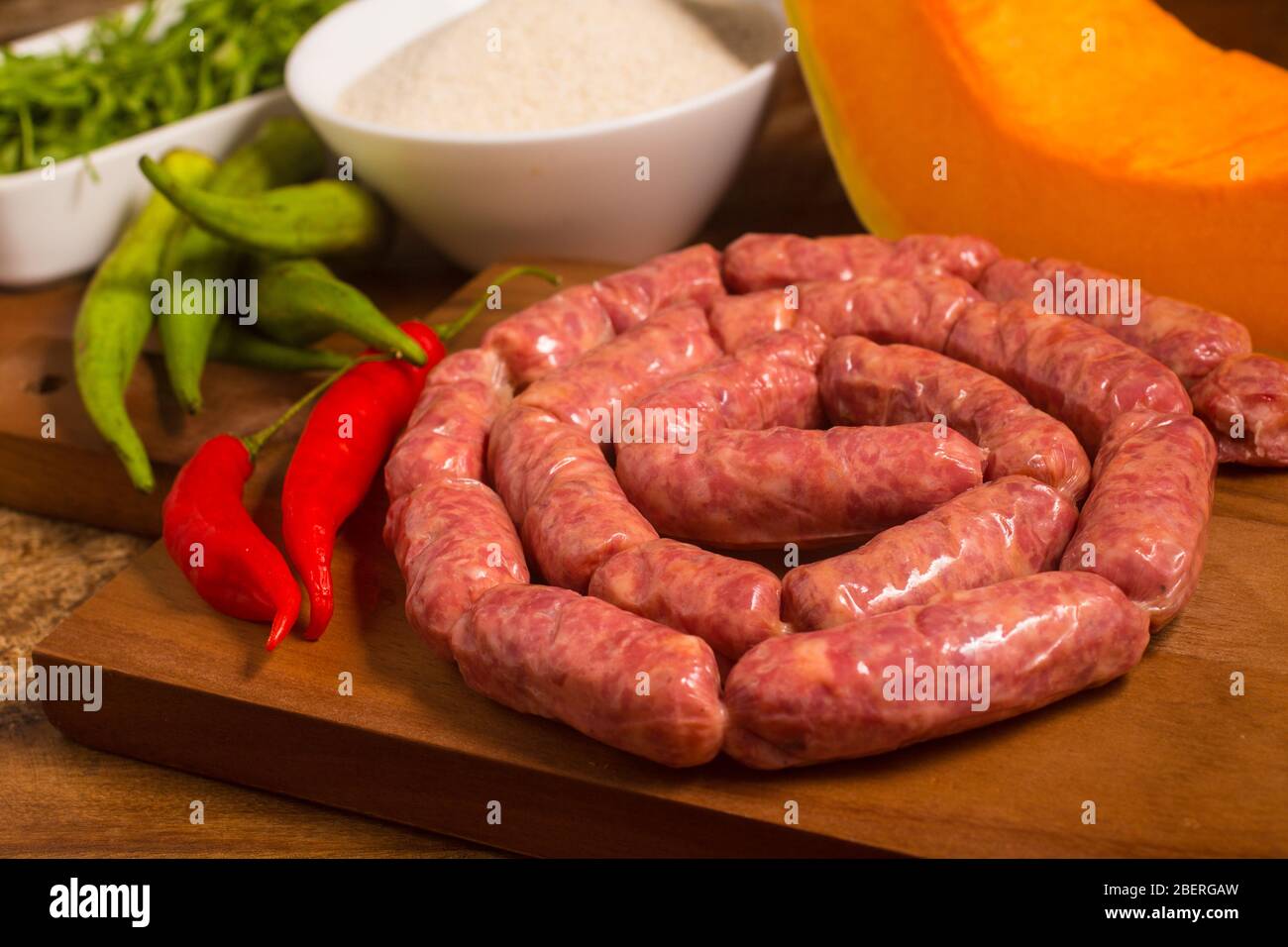 Mineira-Wurst. Traditionelle brasilianische Küche auf Holzbrett Stockfoto