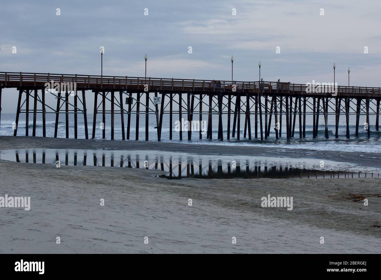 Südkalifornischer Pier, der sich in einer Wasserpfütze spiegelt Stockfoto
