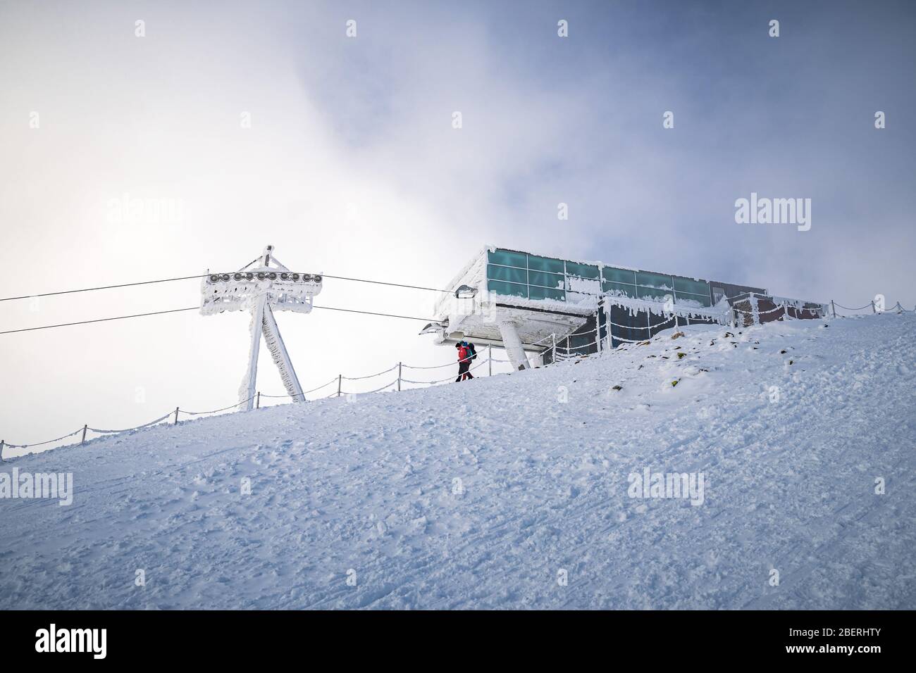 Seilbahnstation auf Snezka oder Sniezka Gipfel im Riesengebirge, Nationalpark Riesengebirge, Tschechische Republik. Stockfoto