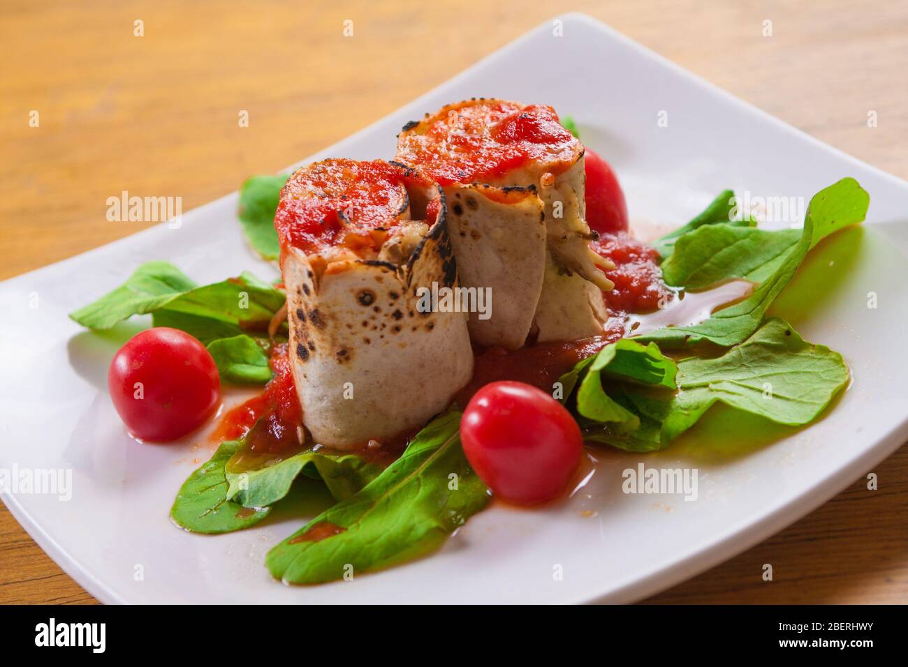 Mexikanischer Wrap Snack gefüllt mit Tomatensauce Stockfoto