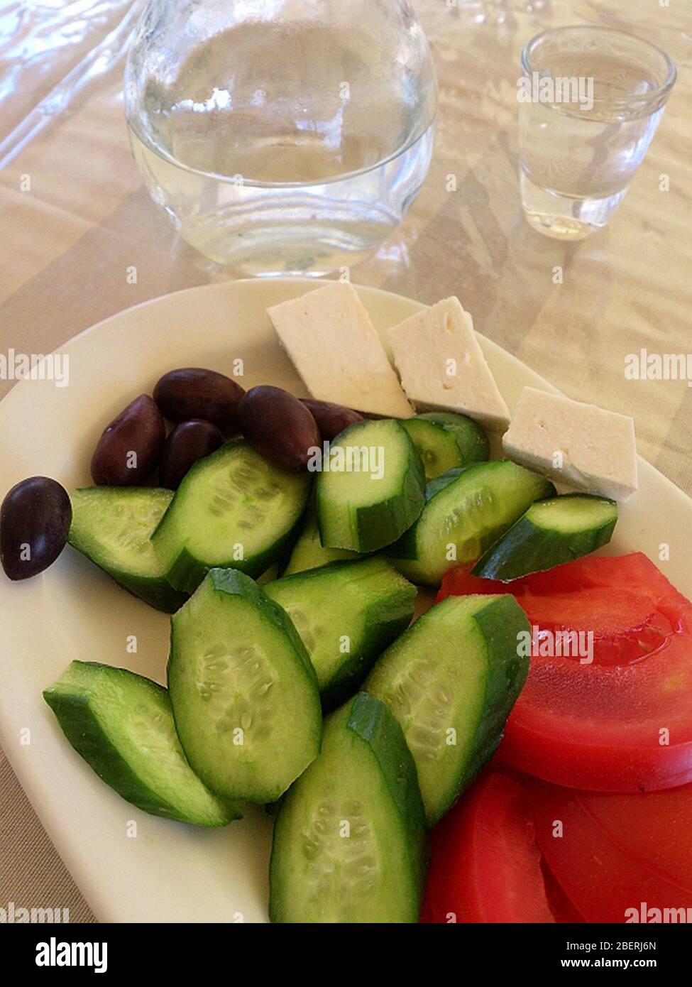 Meze mit Gurke, schwarzen Oliven, Tomaten, Feta-Käse und Glas Raki, Kreta, Griechenland Stockfoto