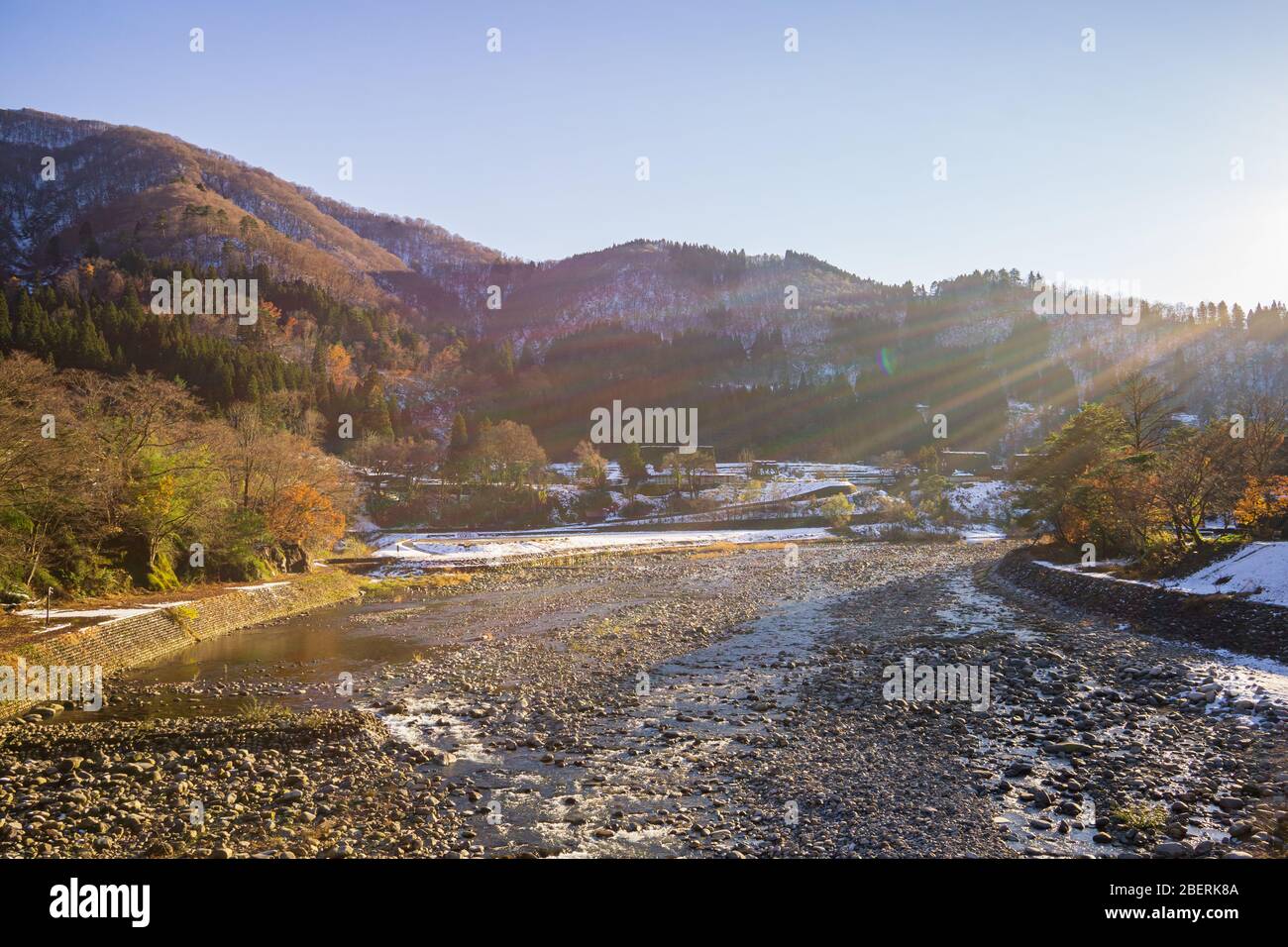 Das Dorf Shirakawa wurde 1995 zum UNESCO-Weltkulturerbe erklärt. Das mit steilen Reetdächern gestaltete Bauernhaus ähnelt den Händen von Buddhi Stockfoto