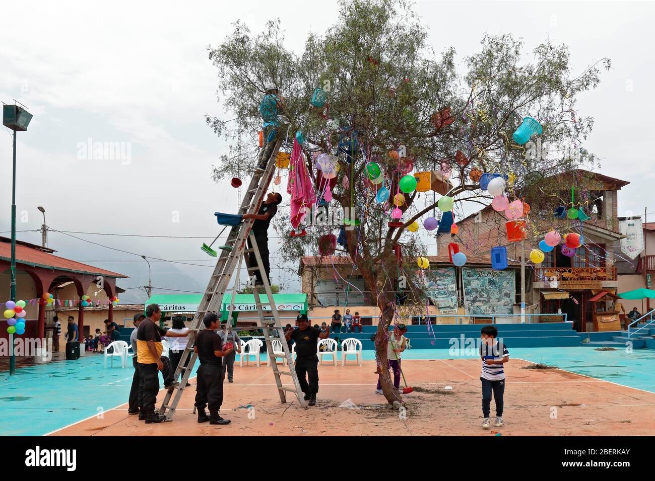 Callhuanca, Lima. 16. Februar 2020 - Schauplatz der Vorbereitungen für die Volksfeier namens "Yunza", die aus Tanz und dem Niederschlagen der t besteht Stockfoto