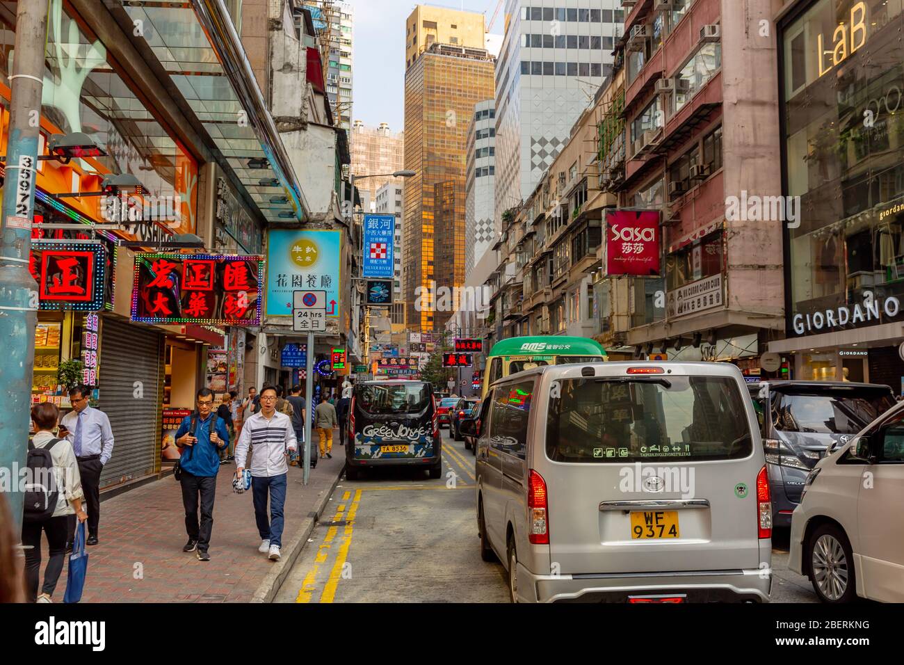 Menschen, die auf der Straße in Causeway Bay von Hong Kong laufen Stockfoto