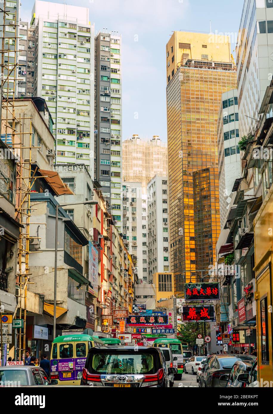 Menschen, die auf der Straße in Causeway Bay von Hong Kong laufen Stockfoto