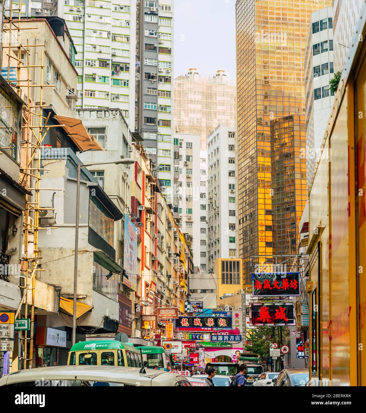 Hong Kongs Straßen mit Menschen, China. Stockfoto