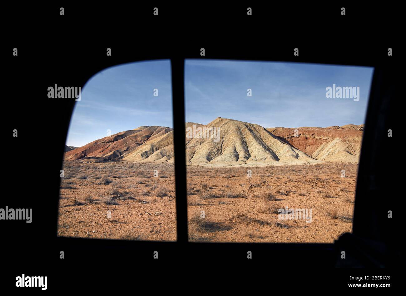 Bizarre trockene Berge in der Wüste. Blick aus dem Auto. Natur Park Altyn Emel in Kasachstan Stockfoto