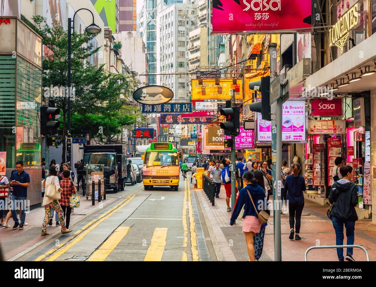 Menschen, die auf der Straße in Causeway Bay von Hong Kong laufen Stockfoto