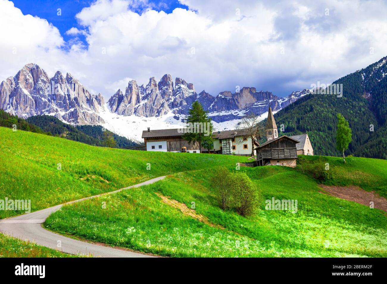 Beeindruckende Berge und alte Kirche im Villnösser Tal, Trentino, Italien. Stockfoto