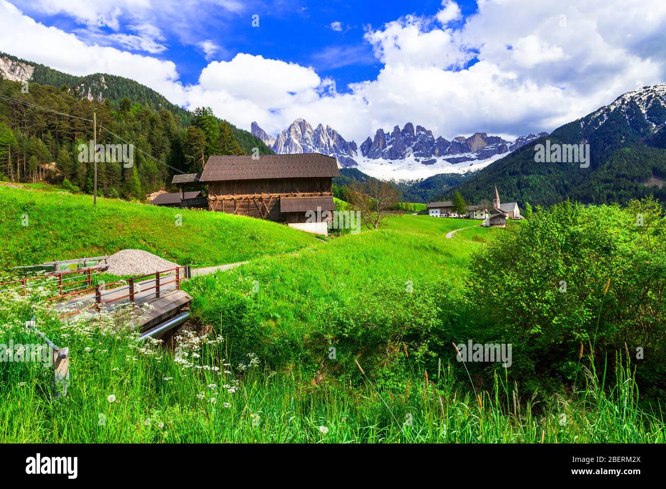 Kleines Dorf, alte Kirche und Berge im Villnösser Tal, Trentino, Italien. Stockfoto