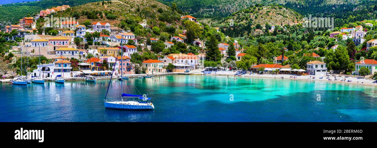 Schönes Assos Dorf, Blick mit türkisfarbenem Meer, Häuser und Boote, Cefalonia Insel, Griechenland. Stockfoto