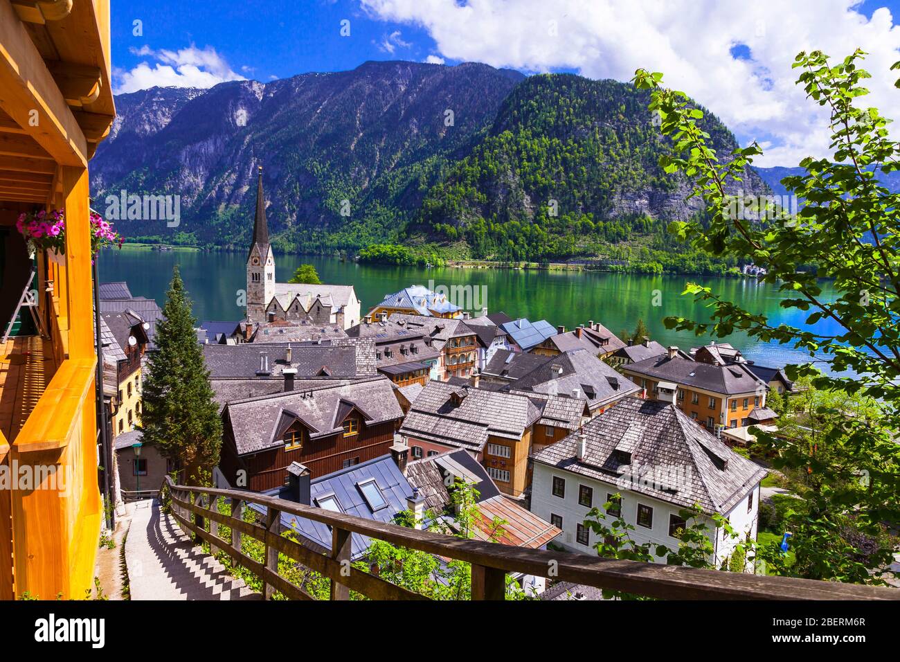 Schöner Hallstätter See und Dorf, Österreich. Stockfoto