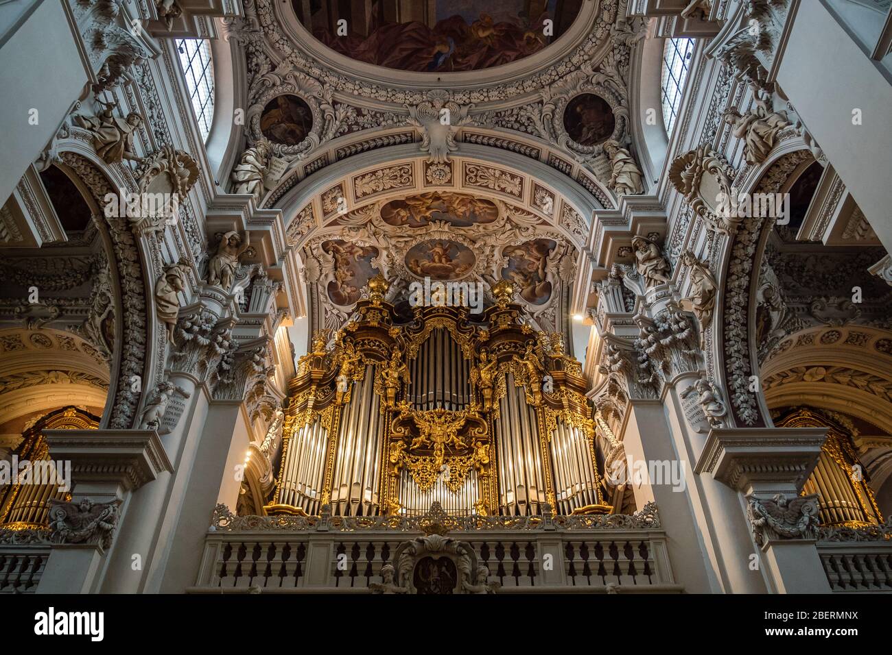 Die Orgel und die schönen Barockmalereien im Dom st. stephan in Passau Stockfoto