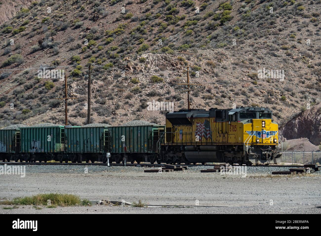 Caliente, Nevada/USA - 29. September 2018: Gelb-amerikanischer Schreck-Zug, der an einem Dorf vorbeifährt Stockfoto