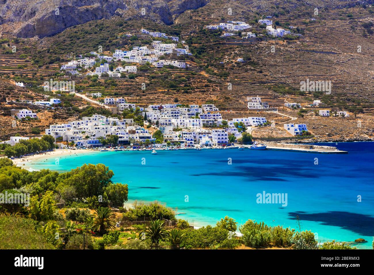 Schöner Strand von Aegiali, Blick auf türkisfarbenes Meer, weiße Häuser und Berge, Insel Amorgos, Kykladen, Griechenland. Stockfoto