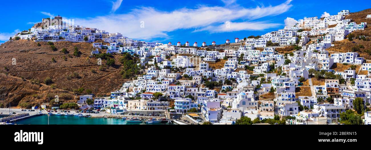 Beeindruckende Astypalea Ansicht mit weißen Häusern, Windmühlen und Burg, Kykladen, Griechenland. Stockfoto