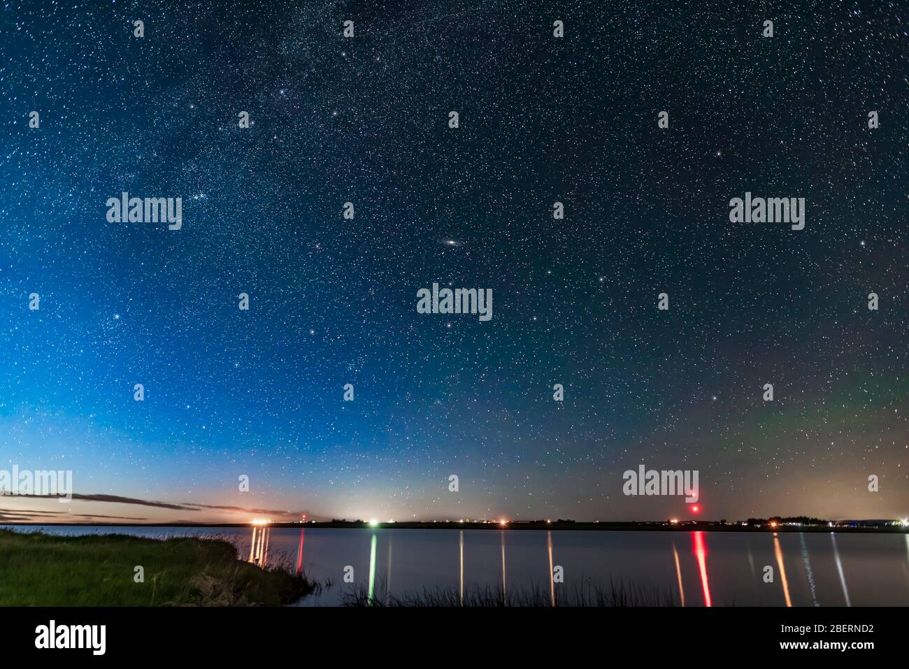 Andromeda Galaxie steigt über McGregor Lake im Süden von Alberta, Kanada. Stockfoto
