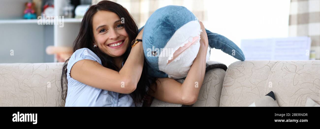Frau mit Spielzeug Hai Stockfoto