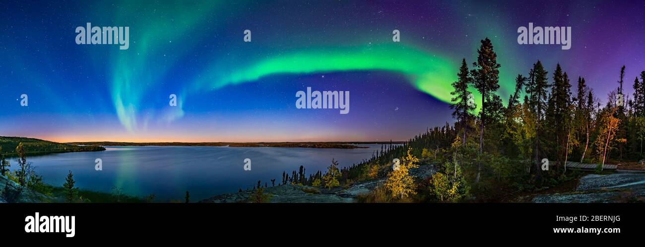 Auroralbogen in der Dämmerung am Prelude Lake, Kanada. Stockfoto