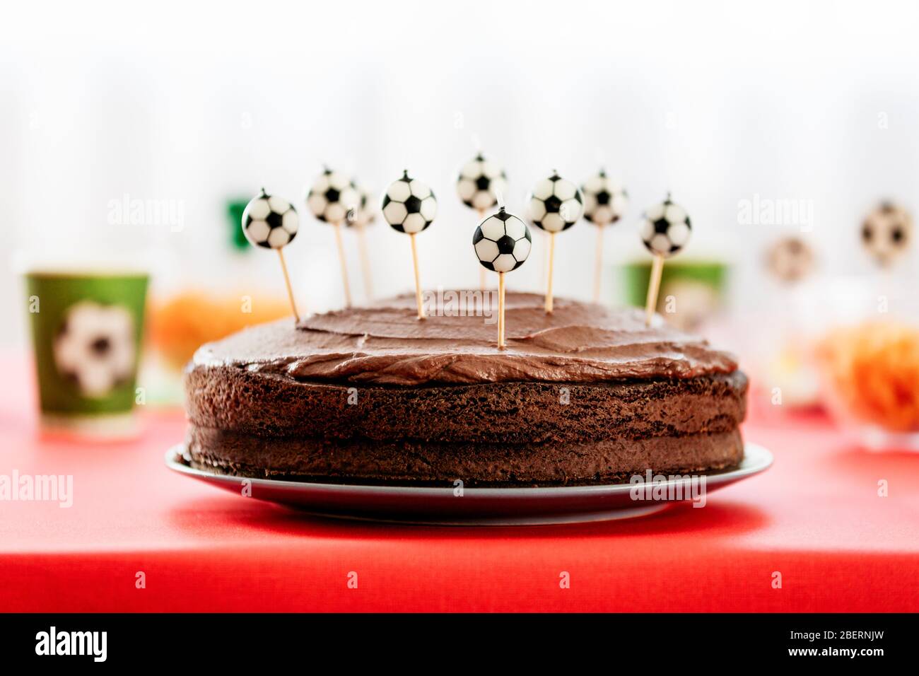 Einfacher Schokoladenkuchen mit Schokoladenaufstich und Kuchenkerzen in  Form von Fußballbällen. Fußball-Thema für Kinder Geburtstagsfeier  Stockfotografie - Alamy