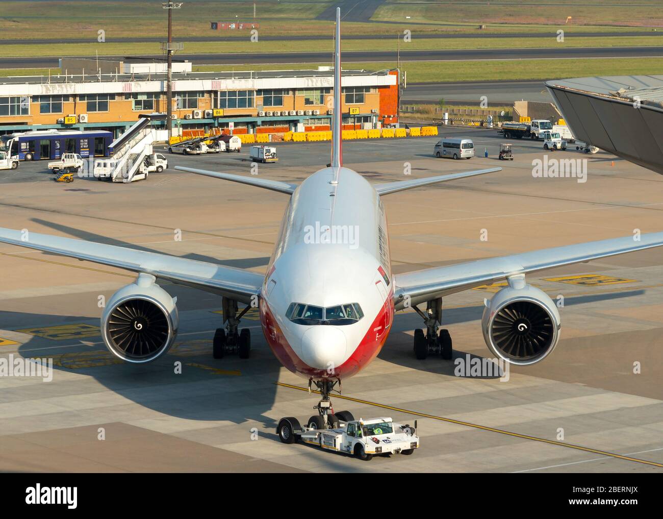 TAAG Angola Airlines Boeing 777 während des Rückstosses am O R Tambo Airport in Südafrika. Flugzeug registriert als D2-Tee. Stockfoto